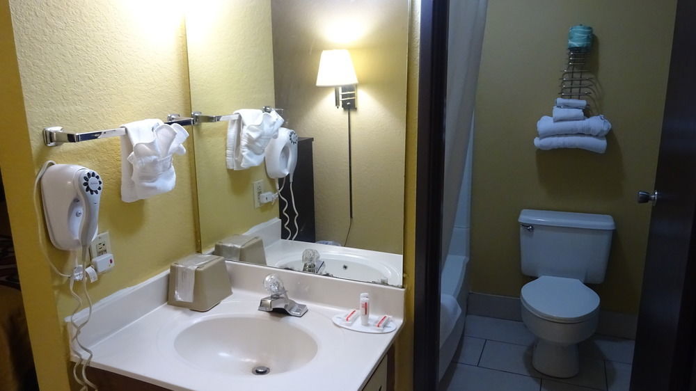 Super 8 By Wyndham Terre Haute Zewnętrze zdjęcie